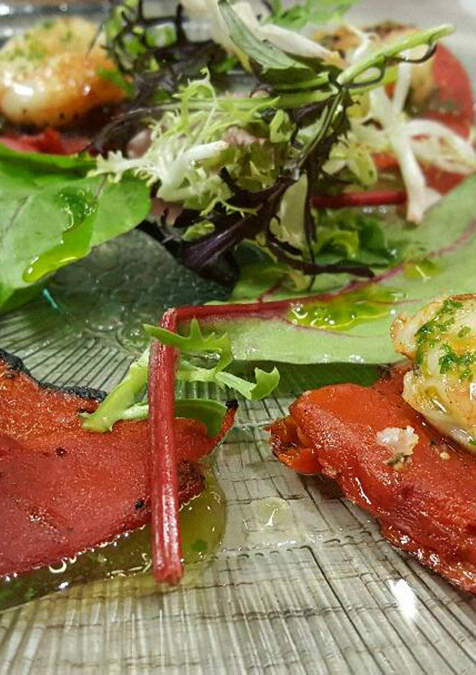 Una foto de Ensalada de pimientos y gambas