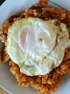 Una foto de Arroz a la cubana especial