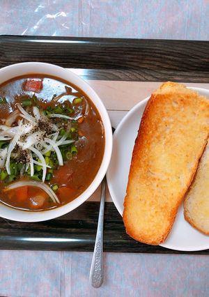 Hình của món Bánh mì ăn kèm với bò kho🤣.