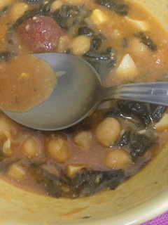 Una foto de Garbanzos con espinacas, chorizo y huevo