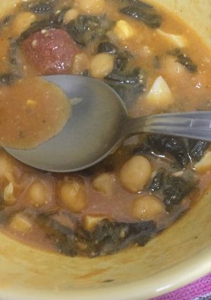 Una foto de Garbanzos con espinacas, chorizo y huevo