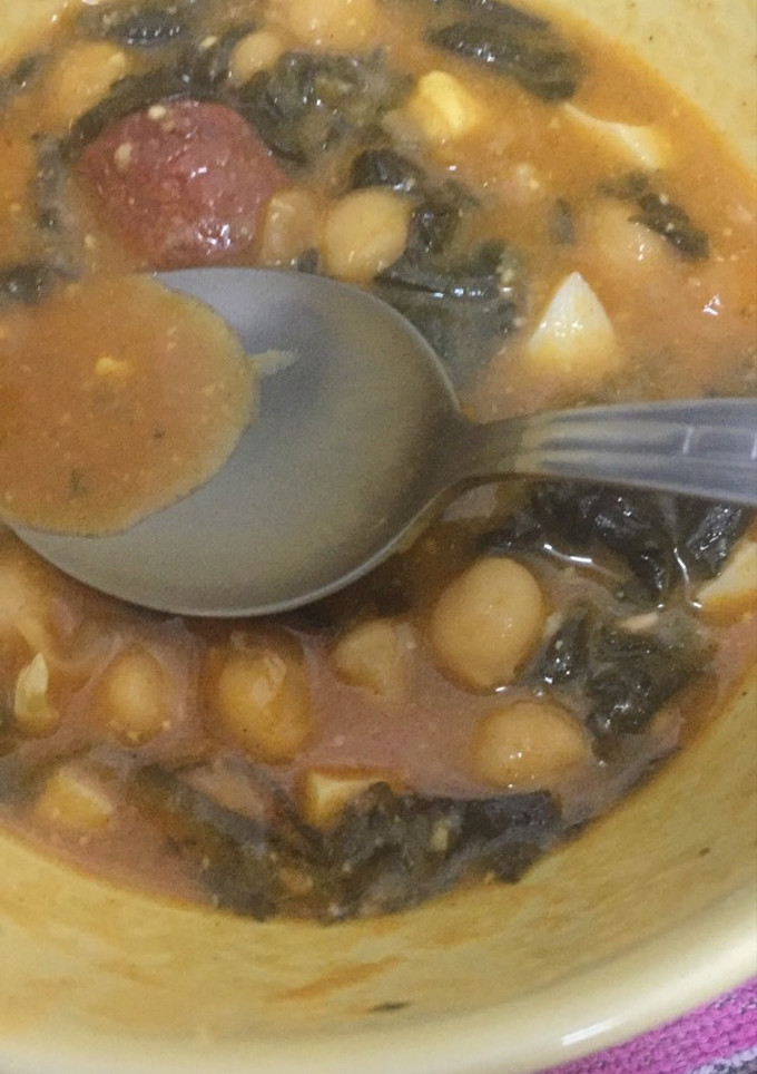Una foto de Garbanzos con espinacas, chorizo y huevo