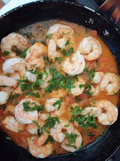 Una foto de Camarones en salsa de tomates