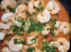 Una foto de Camarones en salsa de tomates