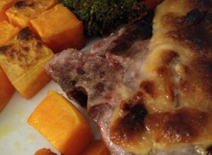 Una foto de Chuletas de cerdo cubiertas de miso blanco