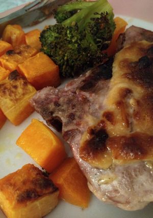 Una foto de Chuletas de cerdo cubiertas de miso blanco
