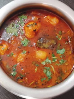 दम आलू (dum aloo recipe in Hindi) रेसिपी मुख्य फोटो