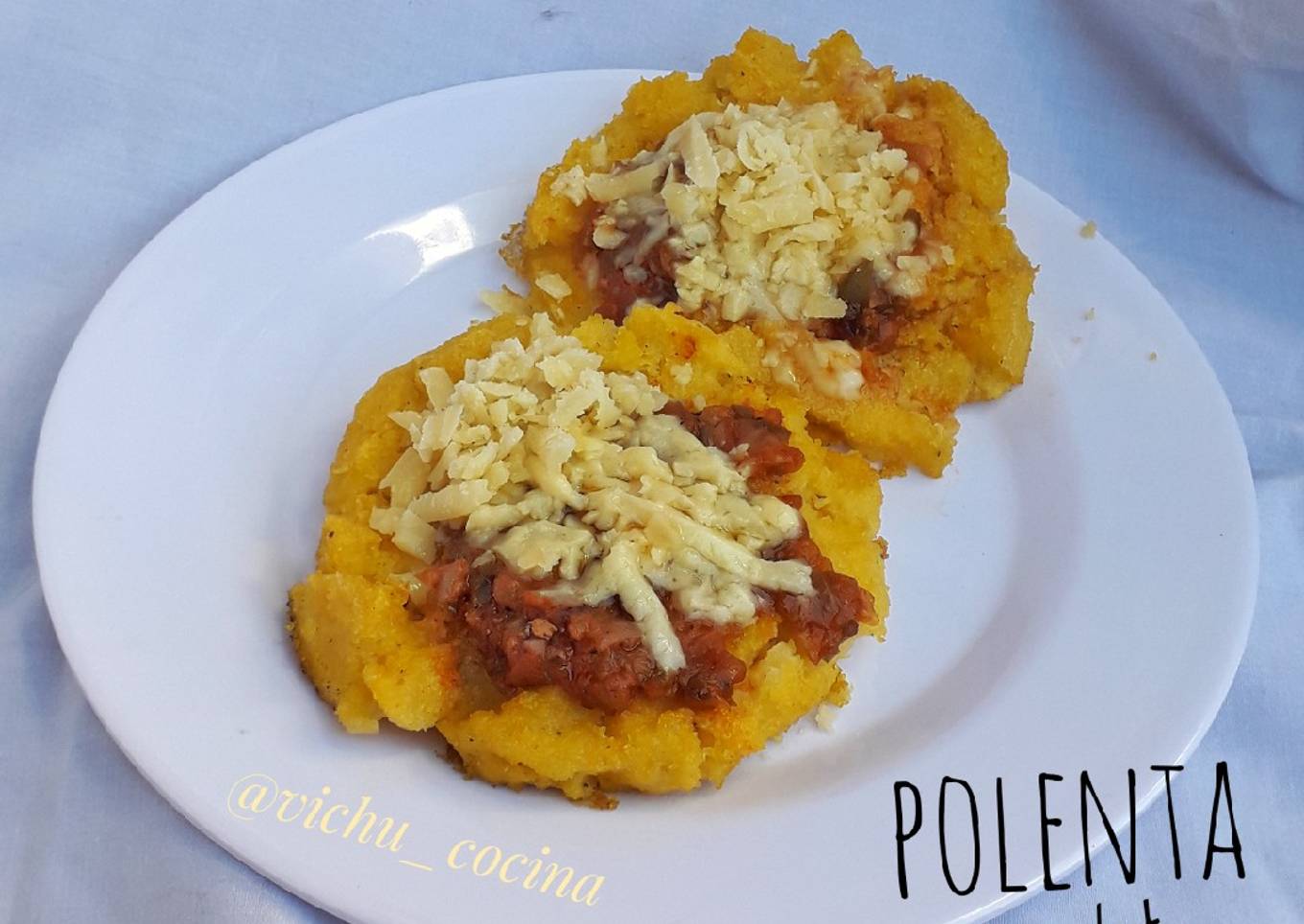Polenta con salsa y queso