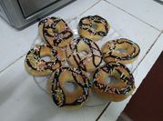 Una foto de donas al horno con margarina