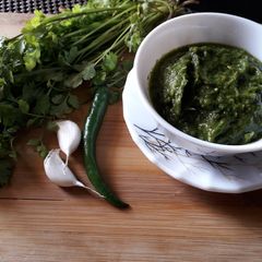 A picture of Green coriander and tomato ki chutney.