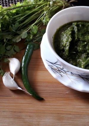 A picture of Green coriander and tomato ki chutney.