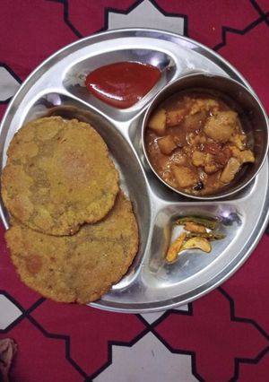 मक्की के आटे से बनी बथुआ और आलू की मसालेदार‌ पूरी रेसिपी मुख्य फोटो