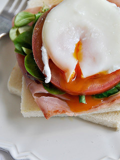 Una foto de Tostadas con huevos escalfados y jamón