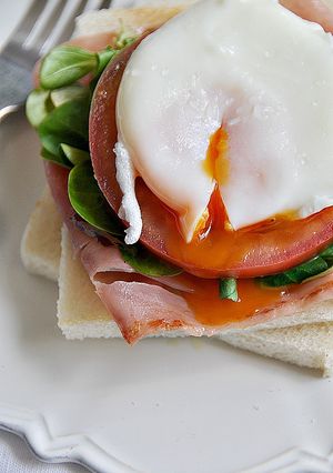 Una foto de Tostadas con huevos escalfados y jamón