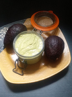 Una foto de Mayonesa de aguacate🥑🥑 fácil y saludable