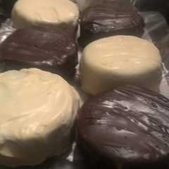 Una foto de Alfajores de chocolate bañados
