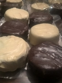 Una foto de Alfajores de chocolate bañados