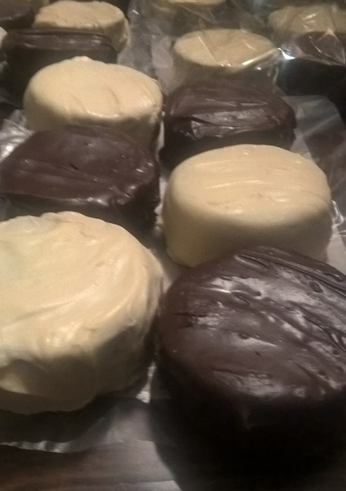 Una foto de Alfajores de chocolate bañados