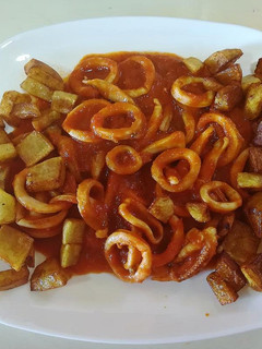 Una foto de Calamares en salsa con un toque picante