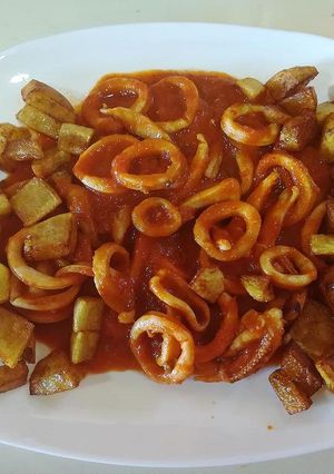 Una foto de Calamares en salsa con un toque picante