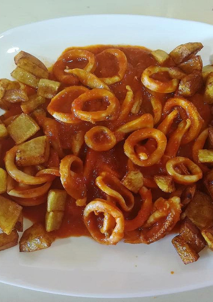 Una foto de Calamares en salsa con un toque picante