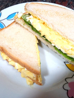 Una foto de Sándwich de huevo y espinacas