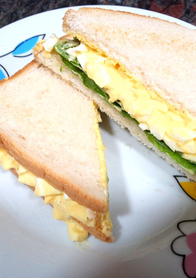 Una foto de Sándwich de huevo y espinacas