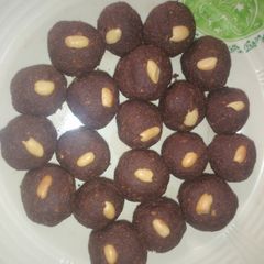 A picture of Peanut Biscuit pops.
