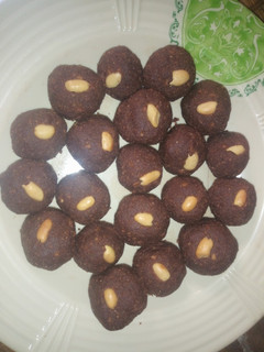 A picture of Peanut Biscuit pops.