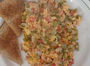 Una foto de Huevos con Nopales a la Mexicana