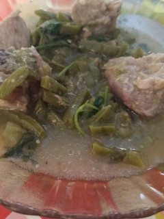 Una foto de Costilla de cerdo con nopales en salsa verde