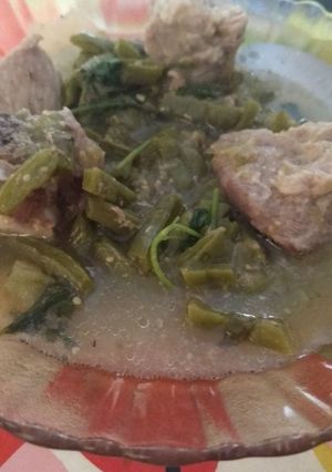 Una foto de Costilla de cerdo con nopales en salsa verde