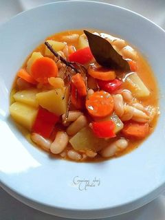 Una foto de Alubias blancas con hierbas aromáticas frescas y tubérculos
