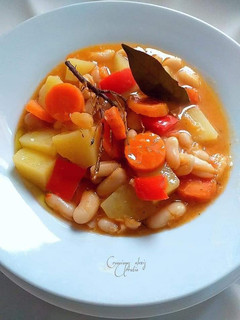 Una foto de Alubias blancas con hierbas aromáticas frescas y tubérculos
