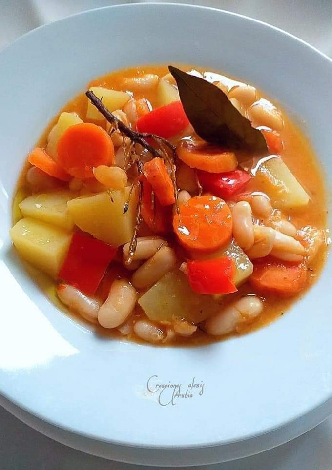 Una foto de Alubias blancas con hierbas aromáticas frescas y tubérculos