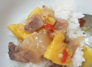 Hình của món Thịt heo (ba chỉ hoặc đùi có mỡ 1 xíu) kho thơm / dứa.