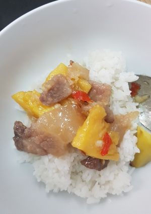 Hình của món Thịt heo (ba chỉ hoặc đùi có mỡ 1 xíu) kho thơm / dứa.