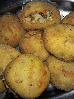 Una foto de Bombas de Papá con Queso y Verduras.👏🥘🥔