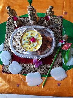 केशरयुक्त बादशाही श्रीखंड (kesaryukt baad shahi shrikhand recipe in marathi) रेसिपी चे मुख्य फोटो
