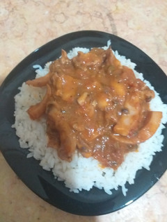 صورة لوصفة طبق سيبيا صوص حمراء بالارز بنة خيالية😋😋😋😋