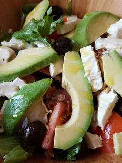 Una foto de Ensalada de Aguacate y Queso de Cabra