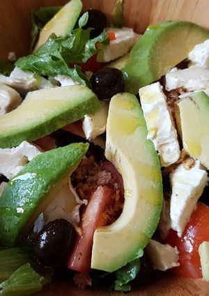 Foto principal de Ensalada de Aguacate y Queso de Cabra
