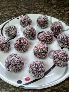 બીટના લાડુ(Beet na ladu Recipe in Gujarati) રેસીપી મુખ્ય ફોટો