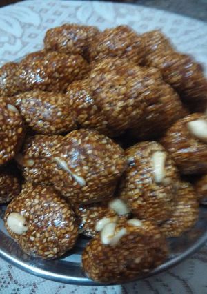 तिल के लड्डू (Til laddoo recipe in hindi) रेसिपी मुख्य फोटो