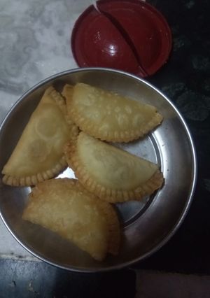 गुजिया (gujiya recipe in Hindi) रेसिपी मुख्य फोटो