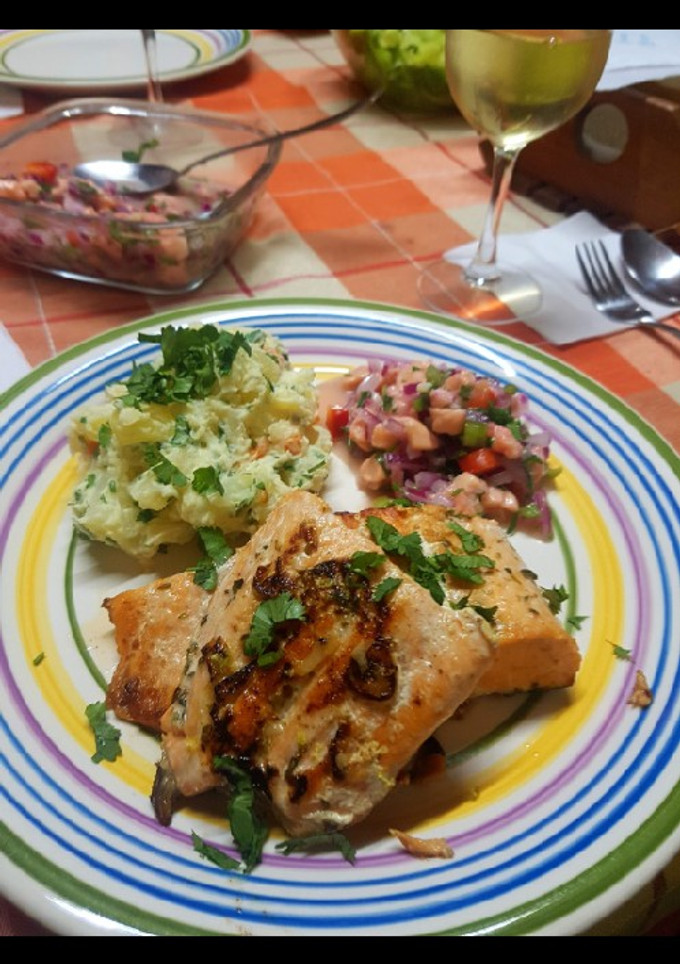 Una foto de Salmón con papas mayo y ceviche