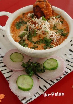 A picture of Lauki Kofta Curry.