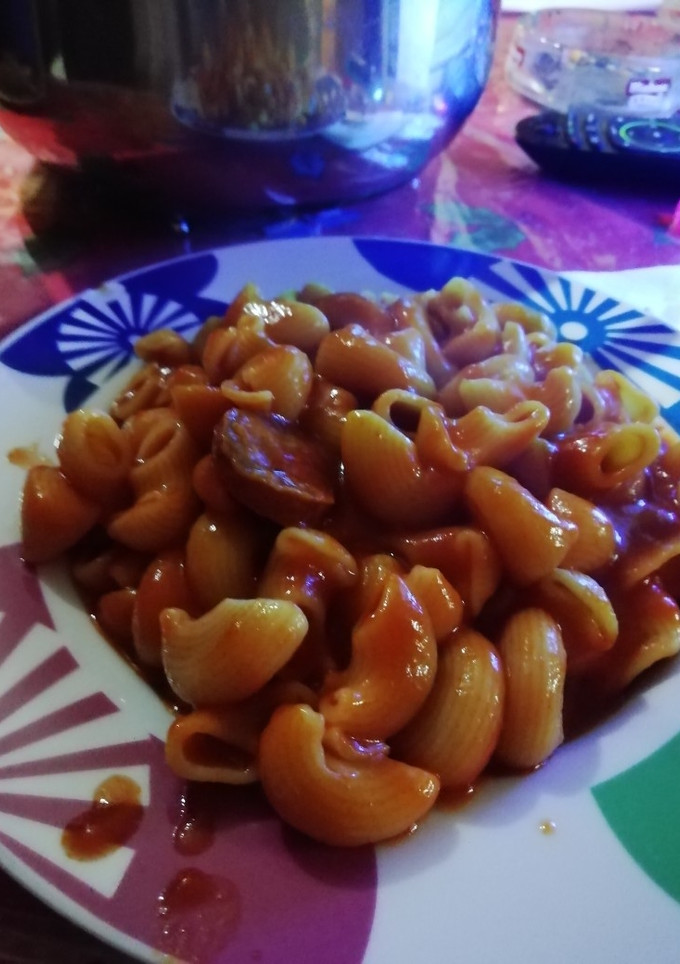 Una foto de Caracolas con boloñesa y chorizo