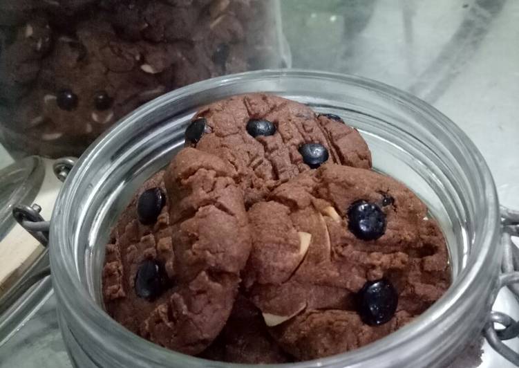 Choco Chips Almond Cookies