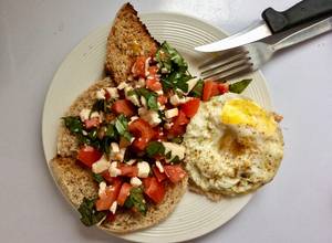 https://img-global.cpcdn.com/recipes/e3760fe43471c676/300x220cq70/desayuno-o-merienda-deli-tostadas-caprese-foto-principal.jpg